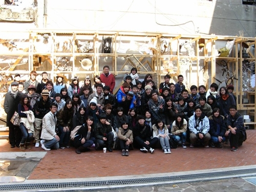 建築系師生在「URS127公店」以古物創作「視牆」，留下迪化街的歷史印記。