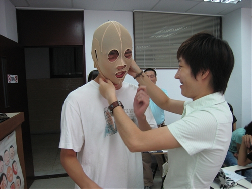 本校學生事務處開課宣導「臉部平權」運動。