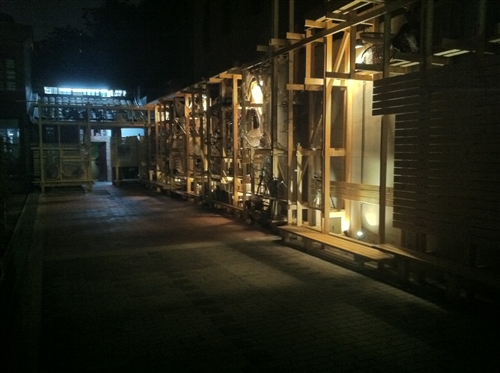 建築系師生在「URS127公店」以古物創作「視牆」，留下迪化街的歷史印記。