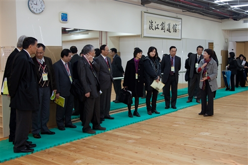 本校100年度校務自我評鑑，14位校外委員蒞校實地訪評。