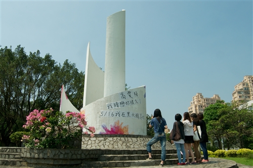 大傳系第25屆畢業成果展在黑天鵝展示廳展出。