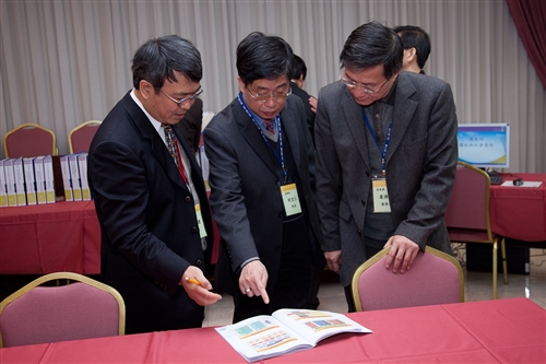 本校100年度校務自我評鑑，14位校外委員蒞校實地訪評。