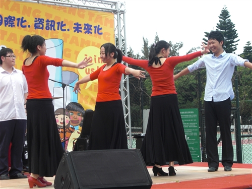 教務處舉辦首屆「2011大學甄選入學學系博覽會」，全方位服務考生。