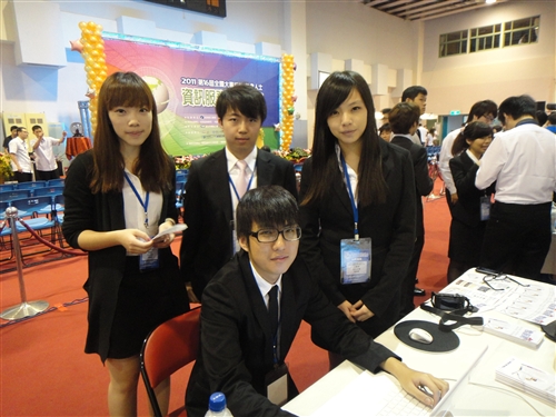 全國資訊服務創新競賽，資管系同學榮獲分組第1名、第2名。