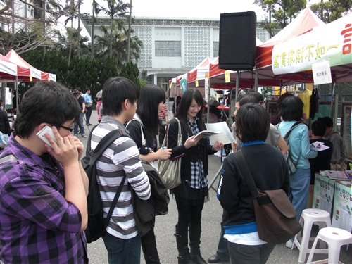 教務處舉辦首屆「2011大學甄選入學學系博覽會」，全方位服務考生。