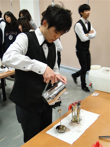 首屆旅遊與旅館管理學系飲品調製秀，展現專業水準。