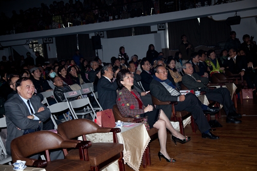 High到最高點：本校99年度歲末聯歡會在淡水校園熱鬧登場。