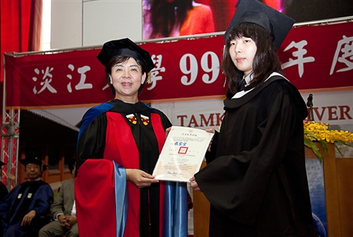 淡水校園舉行99學年度畢業典禮。