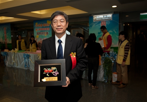 本校榮獲「100年度新北市進用身心障礙者績優單位」獎。