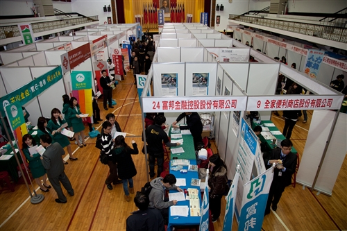 「舞動青春夢想起飛」校園系列徵才活動在本校起跑。