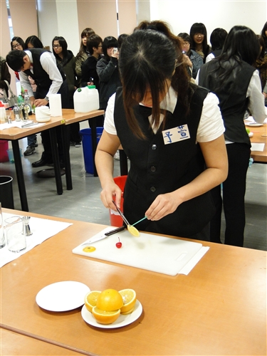 首屆旅遊與旅館管理學系飲品調製秀，展現專業水準。