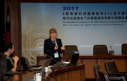 資訊與圖書館學系舉辦「《教育資料與圖書館學》40週年國際學術研討會」。