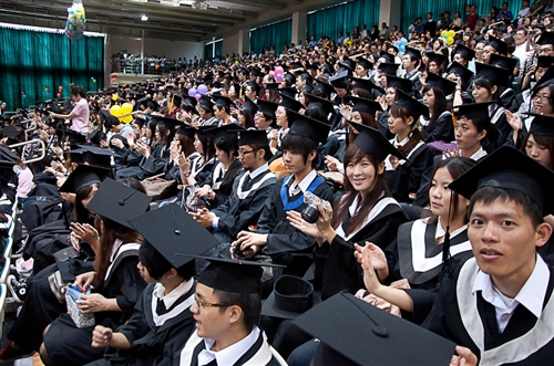 淡水校園舉行99學年度畢業典禮。