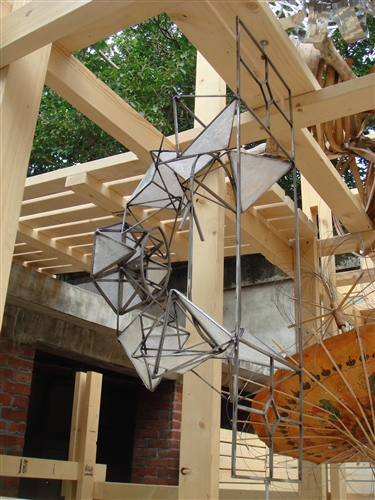 建築系師生在「URS127公店」以古物創作「視牆」，留下迪化街的歷史印記。