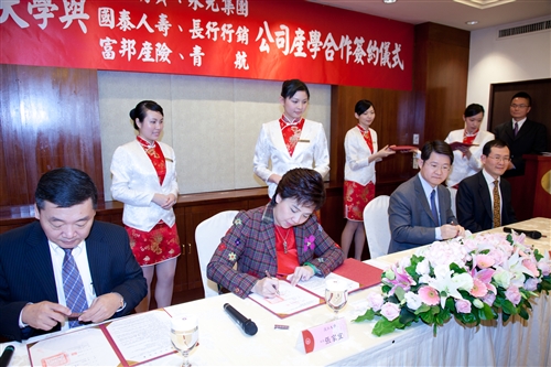 商學院與國內知名6家企業於台北圓山大飯店舉辦產學合作簽約儀式。