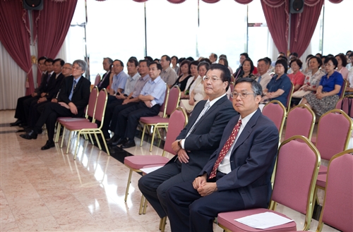 本校100學年度單位主管布達暨交接典禮在覺生國際會議廳舉行。