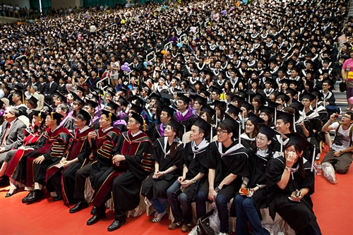 淡水校園舉行99學年度畢業典禮。