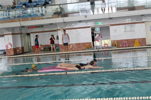 體育室舉辦「99學年度水上運動會」。