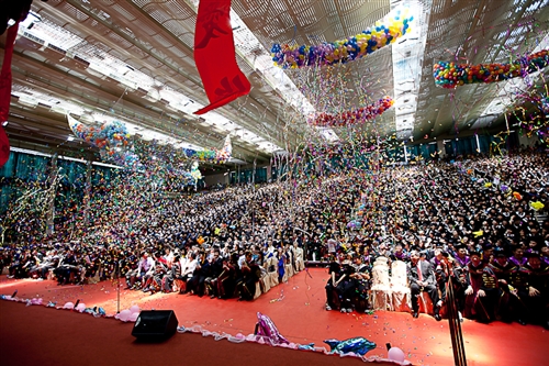 淡水校園舉行99學年度畢業典禮。