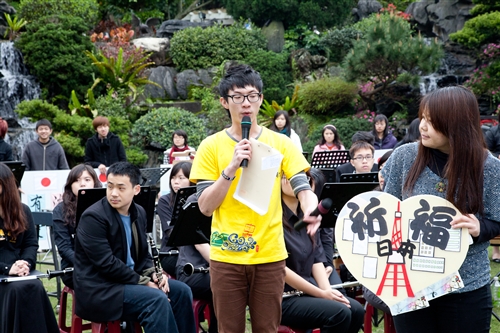 「日本甘巴嗲，淡江愛很大！」本校舉行關懷日本震災祝福音樂會。