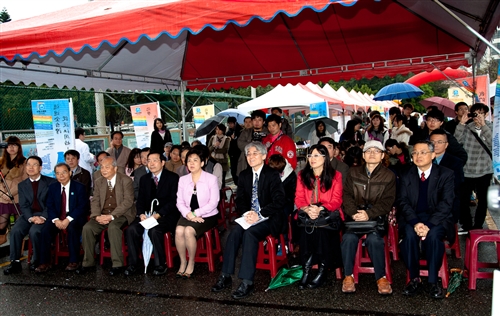 全國首部「行動化學館」巡迴車在本校啟用。