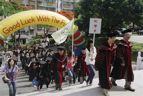 淡水校園舉行99學年度畢業典禮。