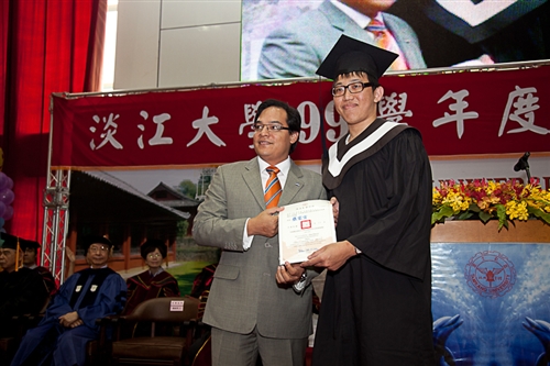 淡水校園舉行99學年度畢業典禮。