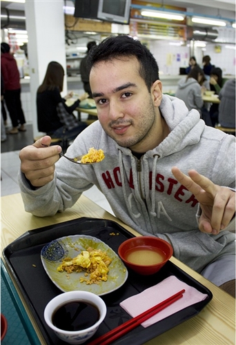 「校慶台灣米食節」活動傳達健康環保概念。