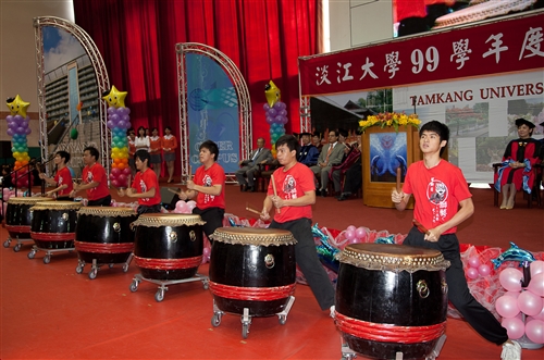 淡水校園舉行99學年度畢業典禮。