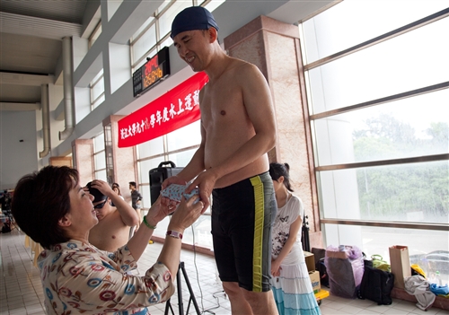 體育室舉辦「99學年度水上運動會」。