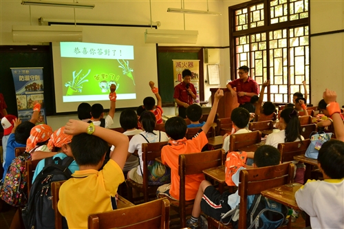 防災保命從小教育，本校與新北市消防局舉辦「消防小小兵營隊活動」。