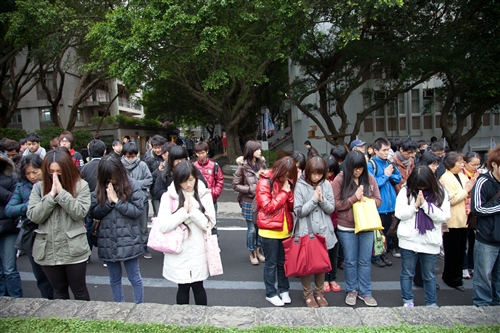 「日本甘巴嗲，淡江愛很大！」本校舉行關懷日本震災祝福音樂會。