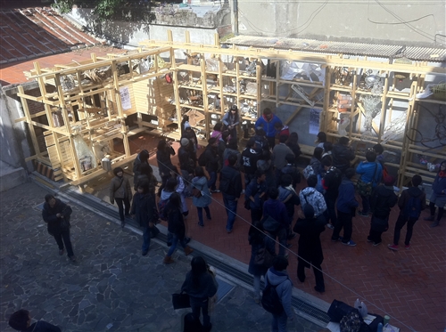 建築系師生在「URS127公店」以古物創作「視牆」，留下迪化街的歷史印記。