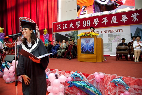 淡水校園舉行99學年度畢業典禮。