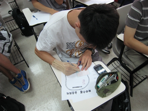 本校學生事務處開課宣導「臉部平權」運動。