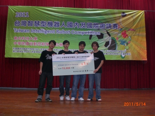 本校機器人再傳捷報，奪得「智慧型人形機器人體能全能賽」冠軍。