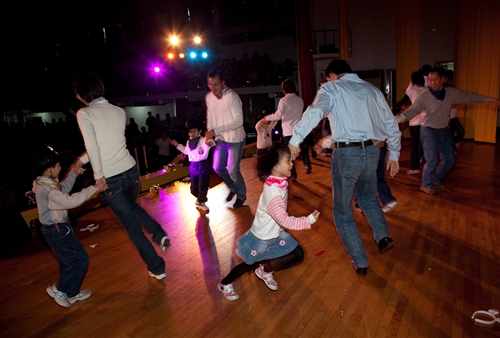 High到最高點：本校99年度歲末聯歡會在淡水校園熱鬧登場。