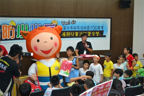 防災保命從小教育，本校與新北市消防局舉辦「消防小小兵營隊活動」。