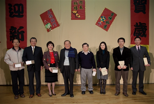 High到最高點：本校99年度歲末聯歡會在淡水校園熱鬧登場。