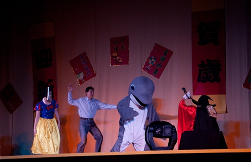 High到最高點：本校99年度歲末聯歡會在淡水校園熱鬧登場。