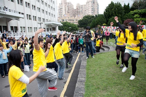 「日本甘巴嗲，淡江愛很大！」本校舉行關懷日本震災祝福音樂會。