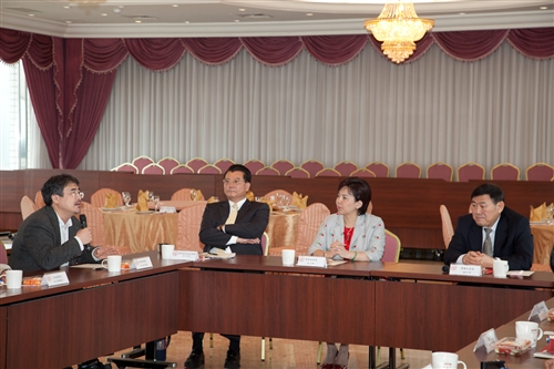 大陸蘭州大學校長周緒紅一行8人蒞校參訪。