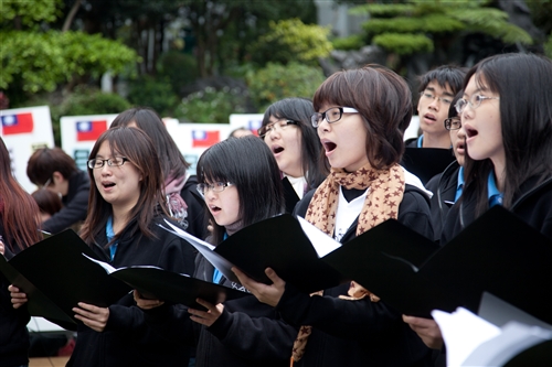 「日本甘巴嗲，淡江愛很大！」本校舉行關懷日本震災祝福音樂會。