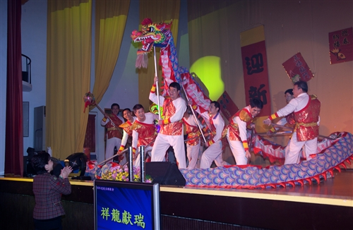 High到最高點：本校99年度歲末聯歡會在淡水校園熱鬧登場。