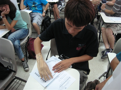 本校學生事務處開課宣導「臉部平權」運動。