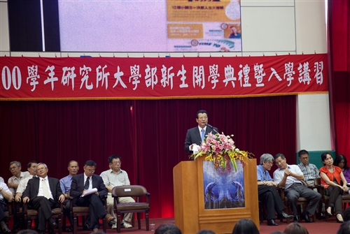 新淡江人登克難坡，100學年度新生開學典禮暨入學講習於淡水校園舉行。