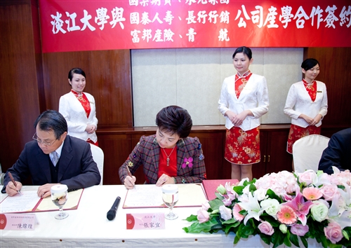 商學院與國內知名6家企業於台北圓山大飯店舉辦產學合作簽約儀式。