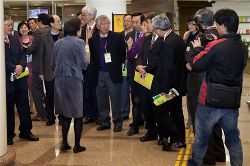 本校100年度校務自我評鑑，14位校外委員蒞校實地訪評。