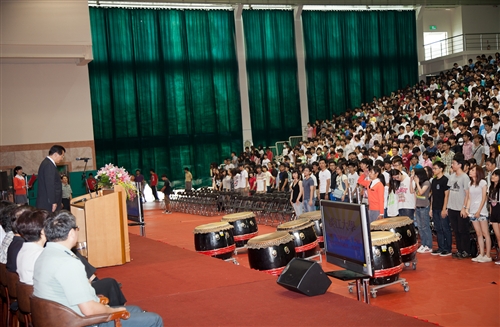 新淡江人登克難坡，100學年度新生開學典禮暨入學講習於淡水校園舉行。