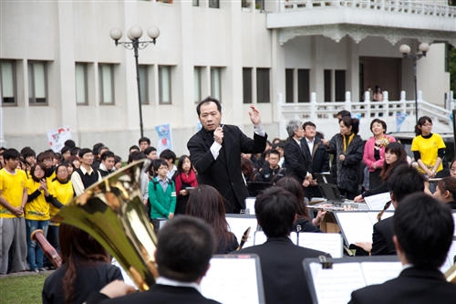 「日本甘巴嗲，淡江愛很大！」本校舉行關懷日本震災祝福音樂會。